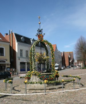 Osterbrunen Tönning Osterbrunnen auf dem Tönninger Marktplatz